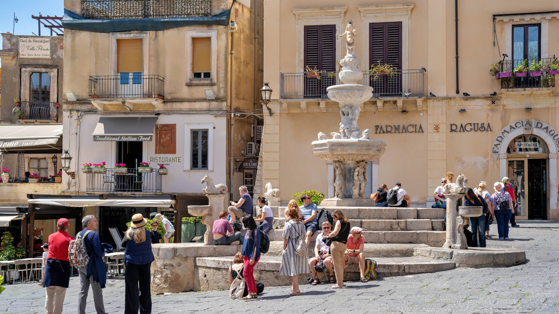 Fontana di Piazza Duomo, ein 1635 erbauter barocker Marmorspringbrunnen mit Fabelwesen und dem Wappen von Taormina